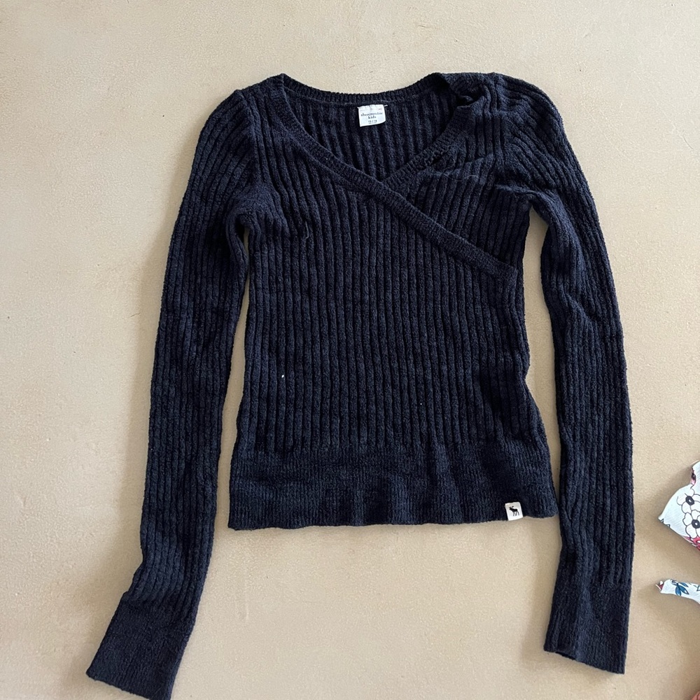 This is an abercrombie kids. It’s a size 13/14. It is a black sweater.